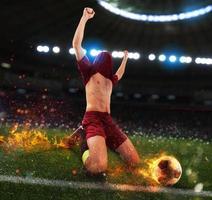 eldig fotboll spelare vinner de fotboll match foto