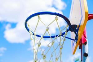 basketboll ringa på blå himmel bakgrund foto