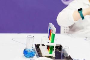 barn studie vetenskap utbildning. kemisk laboratorium med testa rör för experiment och flerfärgad vätskor foto