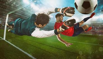 fotboll anfallare i röd enhetlig träffar de boll med ett akrobatisk sparka på de stadion foto