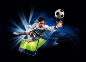 Kolla på en leva sporter händelse på din mobil enhet. vadhållning på fotboll tändstickor foto