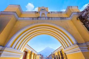 guatemala, färgrik kolonial antigua gator i historisk stad Centrum barrio historiskt foto