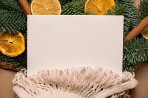 en kort för text inuti sträng väska på gran grenar dekorerad med torr citrus- och kanel. noll avfall vinter- högtider. foto