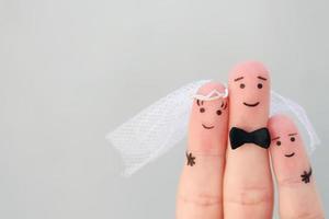 fingrar konst av Lycklig par till skaffa sig gift. begrepp av styvson är glädje handla om bröllop. foto