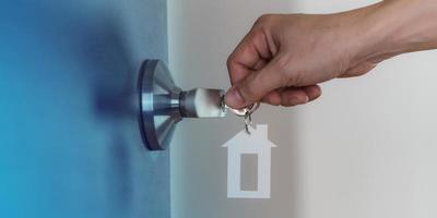 öppen dörr hemma med nyckel i nyckelhålet, nytt bostadskoncept foto