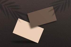 företag kort moukup pappers.fyrkant papper attrapp med realistisk .lyx företag kort attrapp på brun bakgrund med skuggor foto