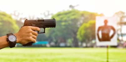 9 mm automatisk pistol som håller i höger hand på skytten, koncept för säkerhet, rån, gangster, livvakt runt om i världen. selektivt fokus på pistol. foto