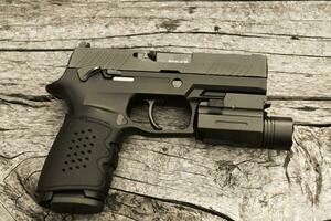 isolerat 9mm pistol pistol innehav i rätt hand av pistol skytten med klippning stigar. foto