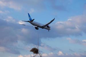 kommersiell flygplan överflygande de himmel och anländer på flygplats foto