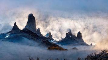 berg toppar av torres del paine i patagonien nationa. abstrakt illustration konst foto
