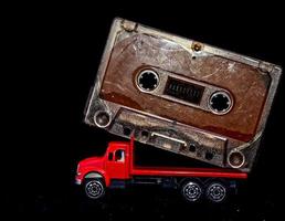 kassett och leksak lastbil foto