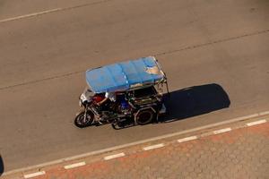 riksha på de väg - laos 2022 foto