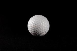 golf boll på mörk bakgrund foto