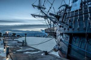 galjonfartyg i hamnen foto