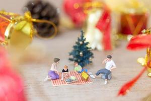 miniatyr lycklig familj firar jul, x-mas och gott nytt år koncept foto