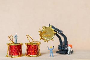 miniatyrarbetare som arbetar på julpynt, jul och koncept för gott nytt år foto