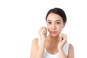 skön asiatisk kvinnor hud behandling, använda sig av en svamp till torka de ansikte, skönhet, attraktiv med en leende. vit bakgrund foto