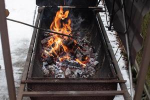 tändved en brand i de brazier, brinnande kol foto