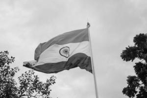 Indien flagga vajar högt på connaught plats med stolthet över blå himmel, Indien flagga vajar, indiska flaggan på självständighetsdagen och republikens dag i Indien, tilt up shot, viftande indiska flaggan, har ghar tiranga foto