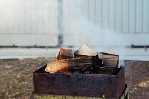 förbereda grillning träkol värme flamma för rostning kött.gnistor brand i grill på matlagning. tändved kol lågor i mangal utegrill foto