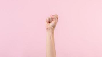 kvinna näve bekämpa för mänsklig rättigheter och feminist med rosa pastell bakgrund. kvinnor bemyndigande, jämlikhet, styrka och mod begrepp foto