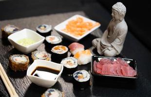 annorlunda typer av Asien skaldjur sushi på en skiffer foto