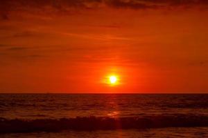 röd solnedgång över hav. skön kväll himmel foto