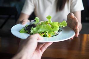 kvinnor är Lycklig till äta sallad som en middag för Bra hälsa och Bra form. foto