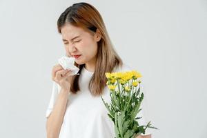 pollen allergier, ung kvinna nysning i en näsduk eller blåser i en torka, allergisk till vild vår blommor eller blommar under vår. allergisk reaktion, respiratorisk systemet problem, rinnande näsa. foto