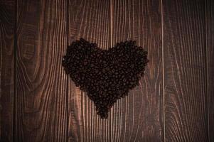 kaffebönor ordnade i hjärtform
