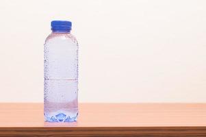 flaska dricksvatten foto