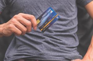 en man med ett kreditkort i handen foto