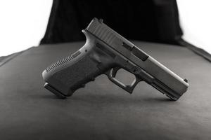 pistol sidovy med konstgjord belysning foto