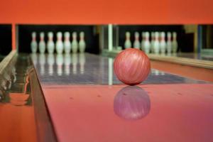 röd bowlingboll på banan i bowlingcentrum foto