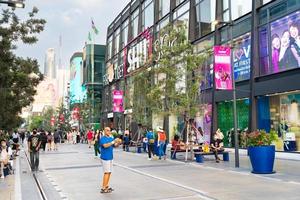 bangkok thailand feb 23 2023 människor promenad till de ny se av siam fyrkant i bangkok thailand. siam fyrkant är populär bland tonåring och turister i thailand. foto