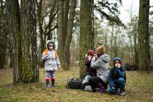 mamma och barn i de skog efter regn tillsammans. foto