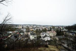 panorama se av terebovlia stad från slott, ternopil område, ukraina. foto