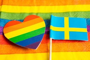 Sverige flagga på regnbåge bakgrund flagga symbol av HBTQ Gay stolthet månad social rörelse regnbåge flagga är en symbol av lesbisk, Gay, bisexuell, transpersoner, mänsklig rättigheter, tolerans och fred. foto