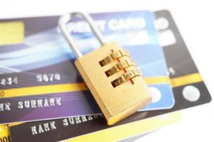 kreditkort med nyckellås för lösenord, affärsidé för säkerhetsfinansiering. foto