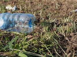 plast flaska mitt i de gräs foto