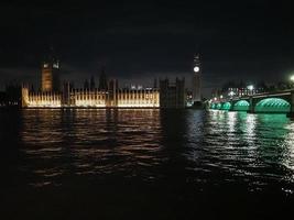 hus av parlament och westminster bro på natt i London foto