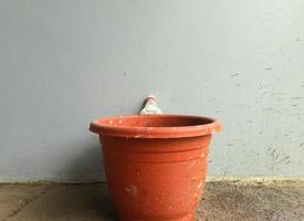 röd pott och fjäderboll, övergiven röd pott med en fjäderboll på topp foto