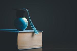 gradering keps med jord klot. begrepp av global företag studie, utomlands pedagogisk, tillbaka till skola. utbildning i global värld, studie utomlands företag i universitet i över hela världen. språk studie foto