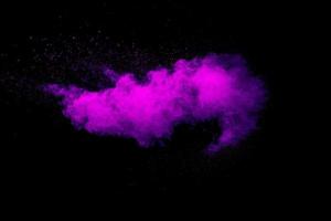 lila Färg pulver explosion moln på svart bakgrund.lila damm partiklar stänk. foto