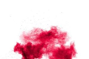 abstrakt röd dammexplosion på vit bakgrund. frysa rörelse av rött pulver stänk. foto