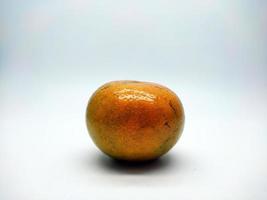 orange frukt, jeruk medan från Indonesien, isolerat i vit bakgrund foto