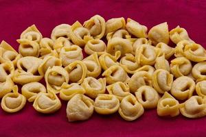 rå tortellini pasta. traditionell italiensk pasta från emilia-romagna foto