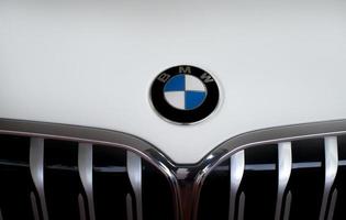 khon kaen, thailand-december 18, 2022 närbild bmw bil med företag logotyp. lyx bil varumärke. bmw är ett förkortning för bayeriska motoren werke. de cirkulär blå och vit bmw logotyp på vit bmw bil. foto