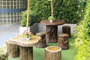 utomhus- trä- tabell och stol i trädgård foto