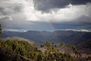 en regnbåge över cusco, peru foto